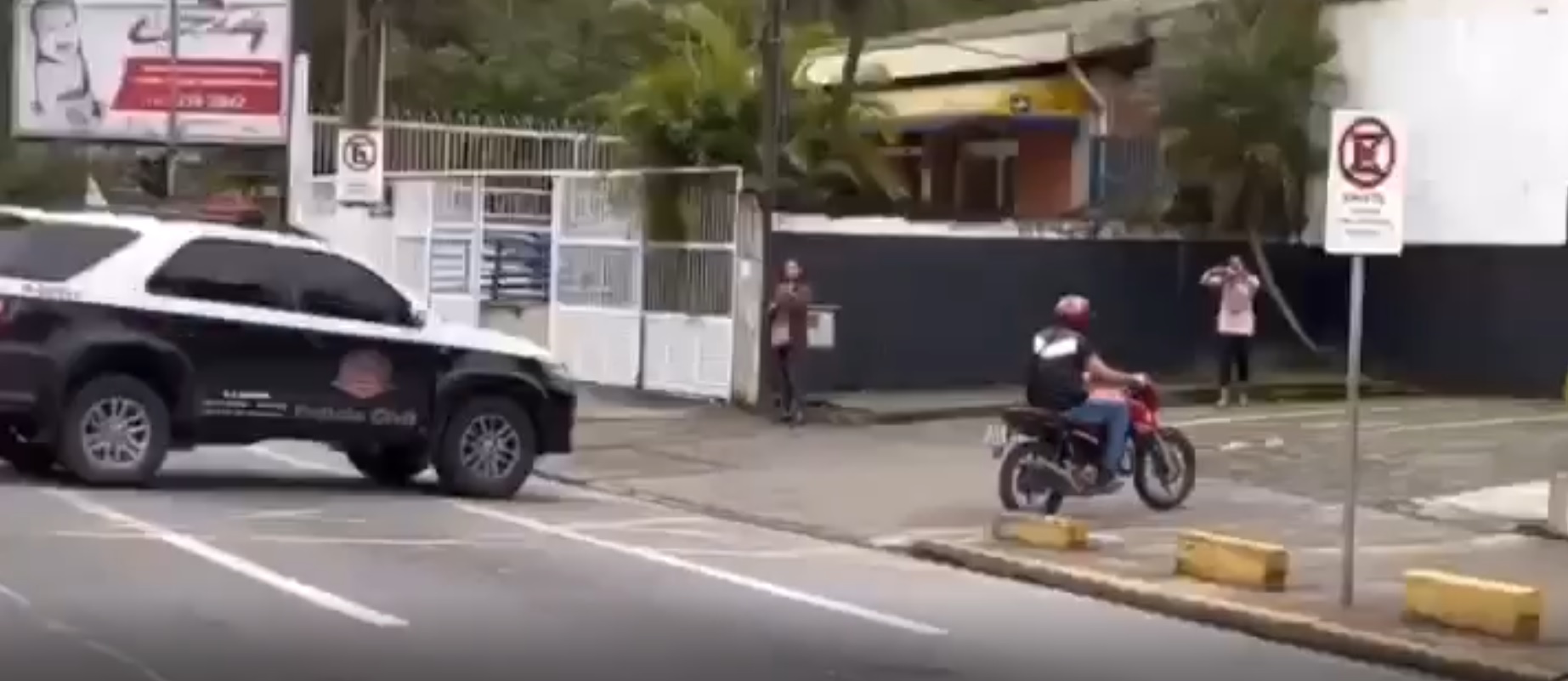 Jovem filmado "dando grau" em frente à delegacia é indiciado; Vídeo