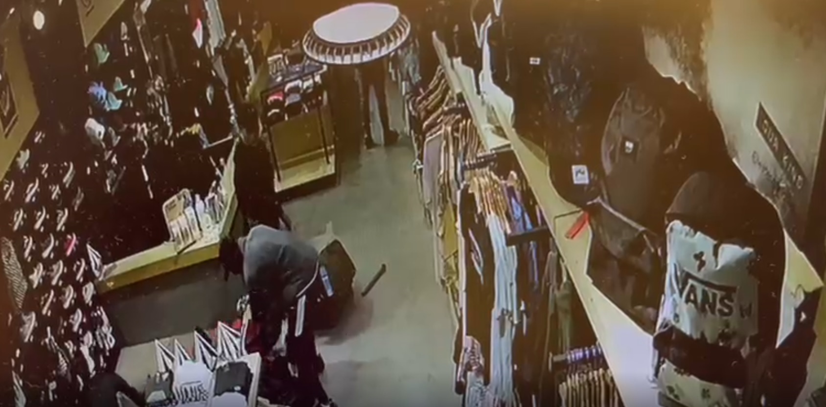 Quadrilha invade loja surfe e carrega duas malas com produtos roubados; vídeo