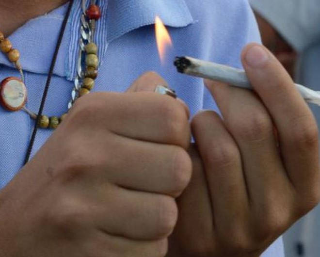 Turma recursal declara inconstitucional porte de droga e absolve usuário 