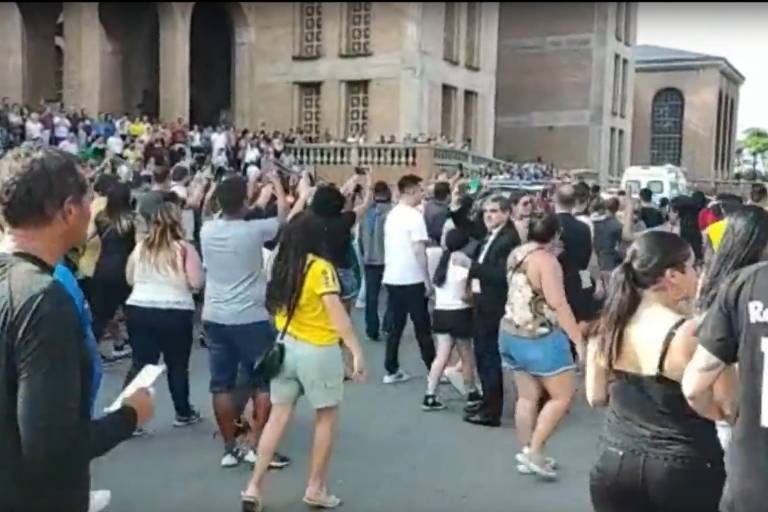 Católicos bolsonaristas encurralam jovem de vermelho ao lado da basílica de Aparecida; vídeo