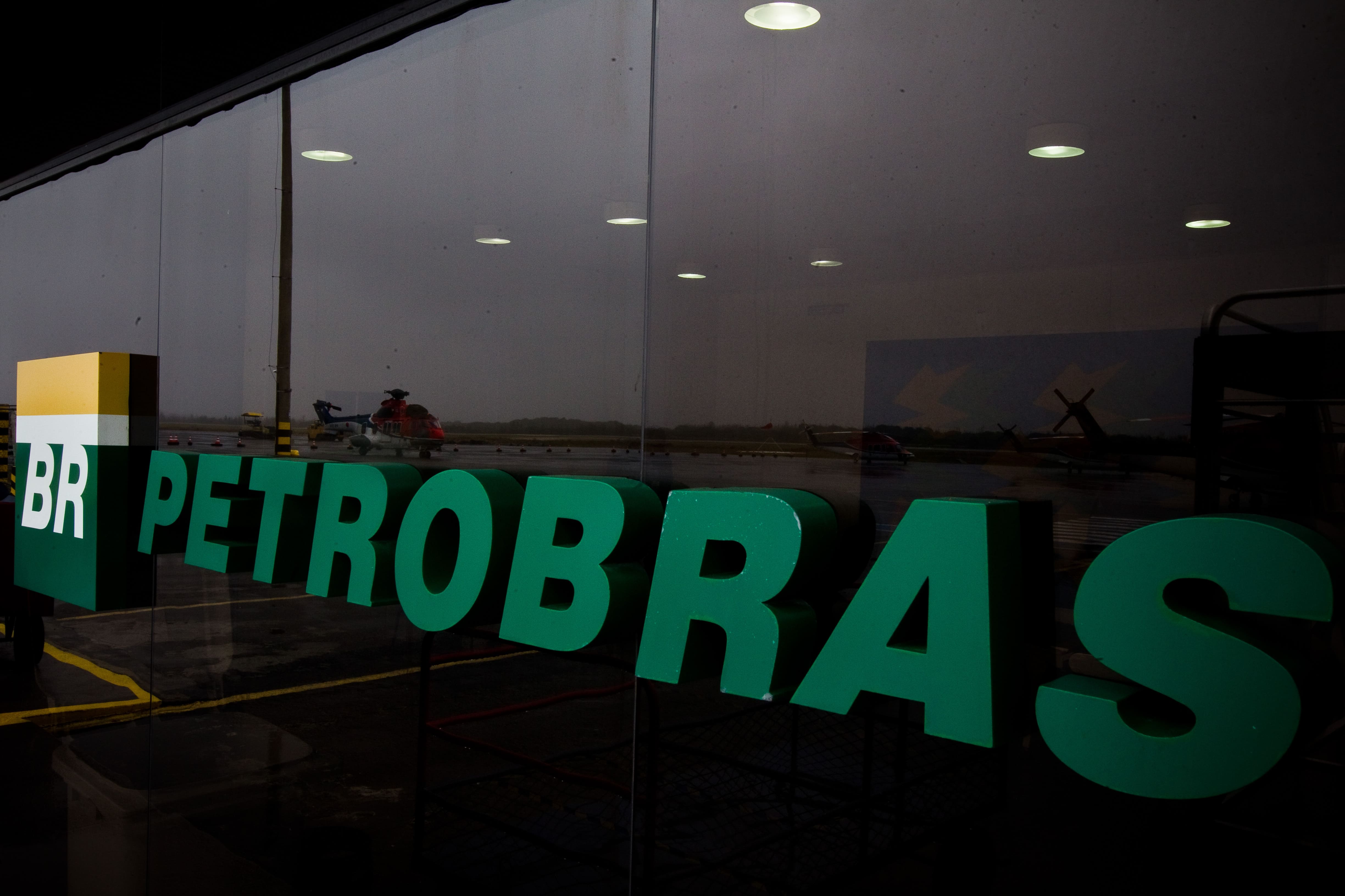 Petróleo em alta valoriza Petrobras e impulsiona Bolsa