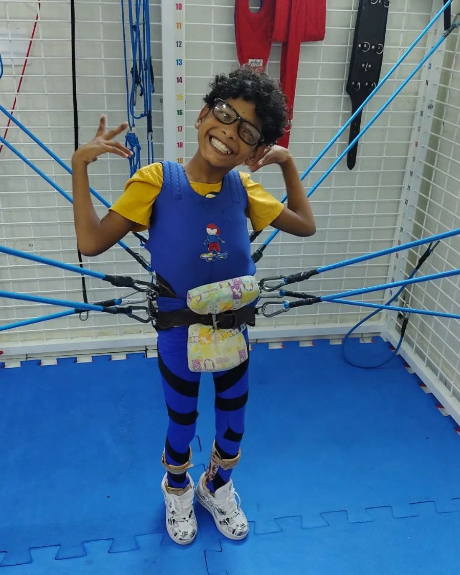 Rede de apoio realiza vaquinha para ajudar adolescente com paralisia cerebral a comprar andador de R$16 mil 