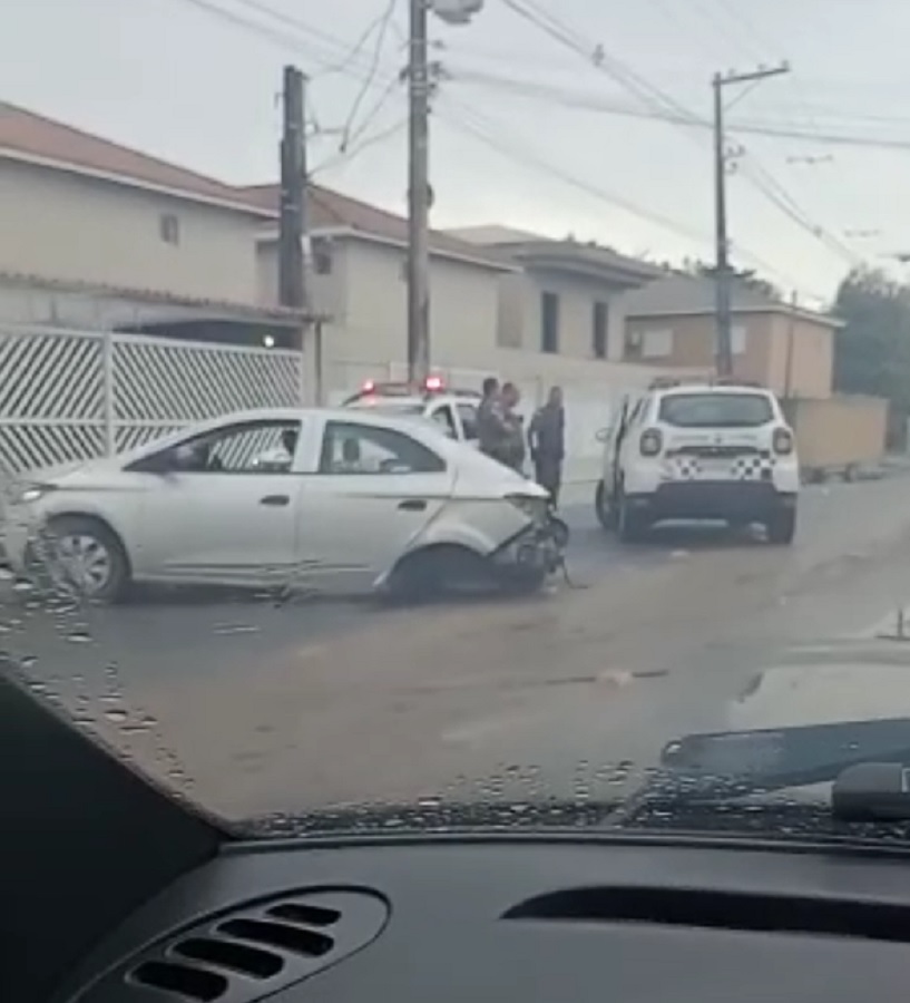 Acidente deixa carro em pedaços. Condutor e passageiro fogem; vídeo