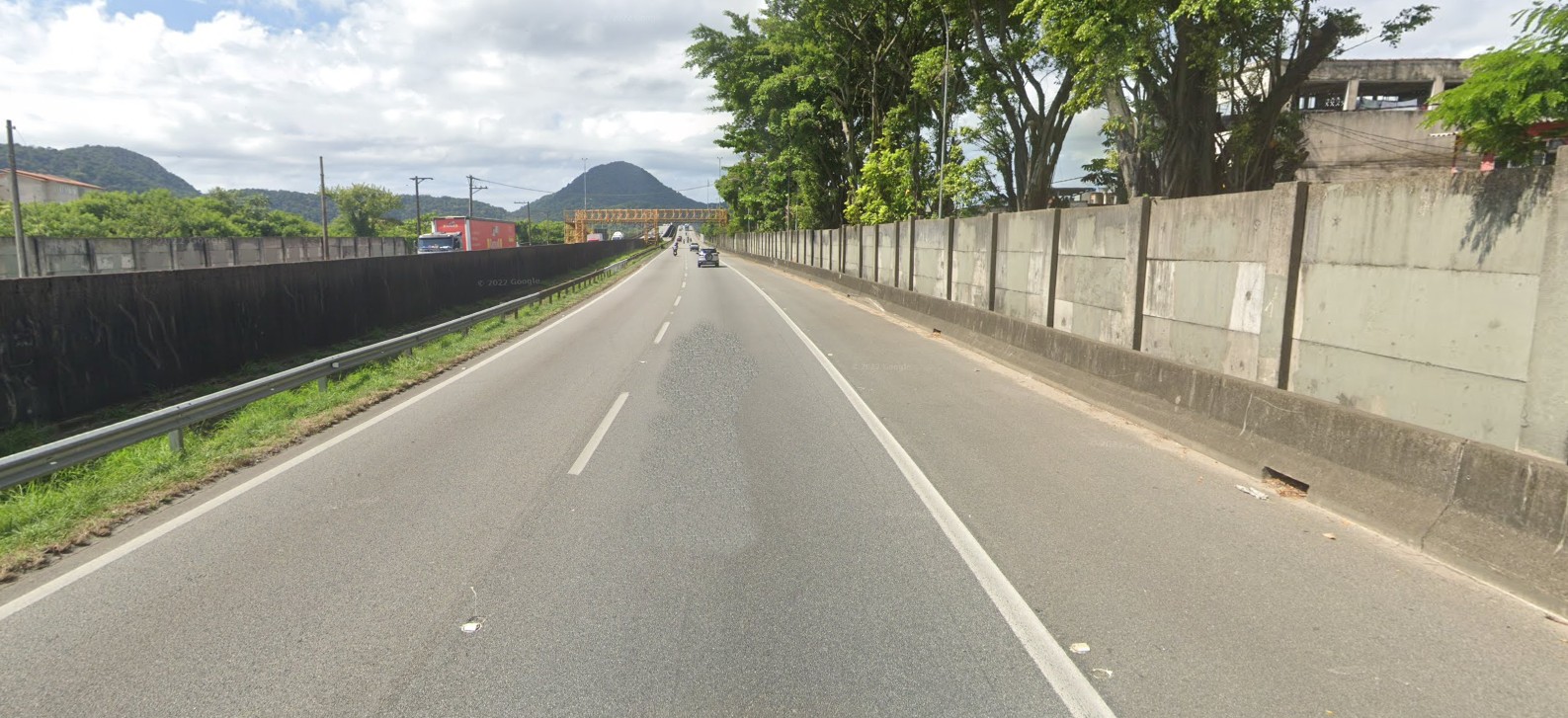 Jovem morre após colidir moto na traseira de reboque de caminhão 