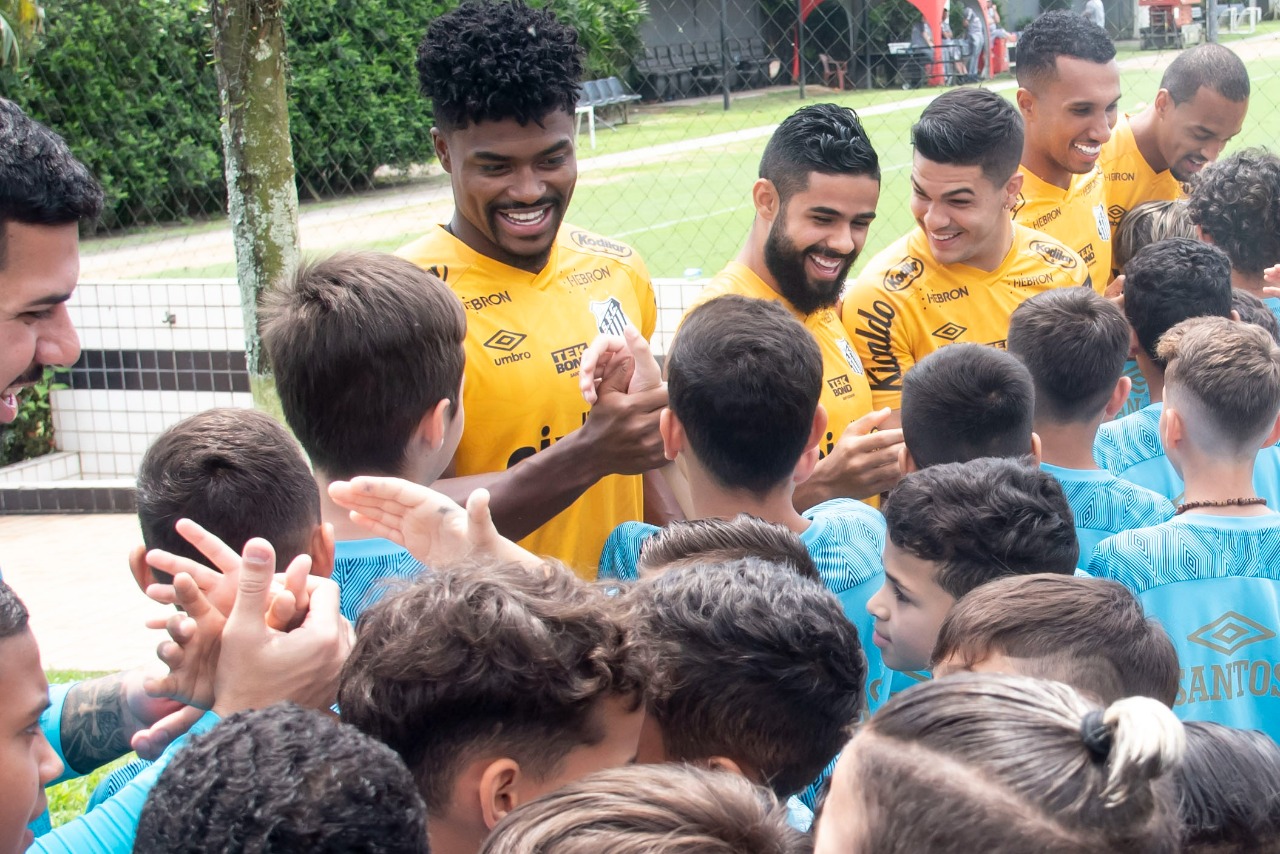 Santos promove encontro de elenco com projeto social, sócios e meninos da vila