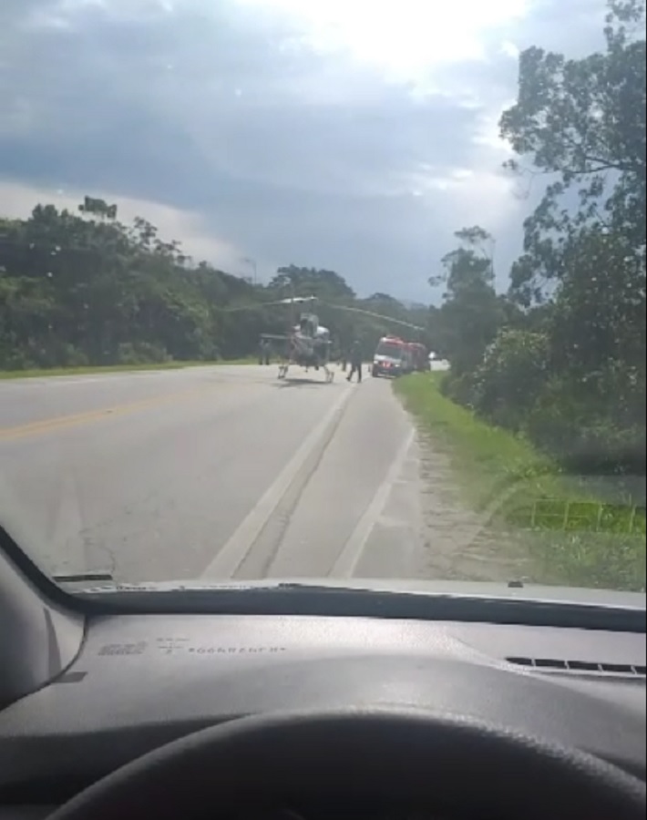 Motociclista cai em ribanceira e é socorrido pelo helicóptero Águia; vídeo 