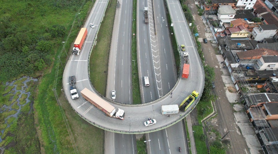 Contêiner cai na pista  da Rodovia Cônego Domênico Rangoni; vídeo 