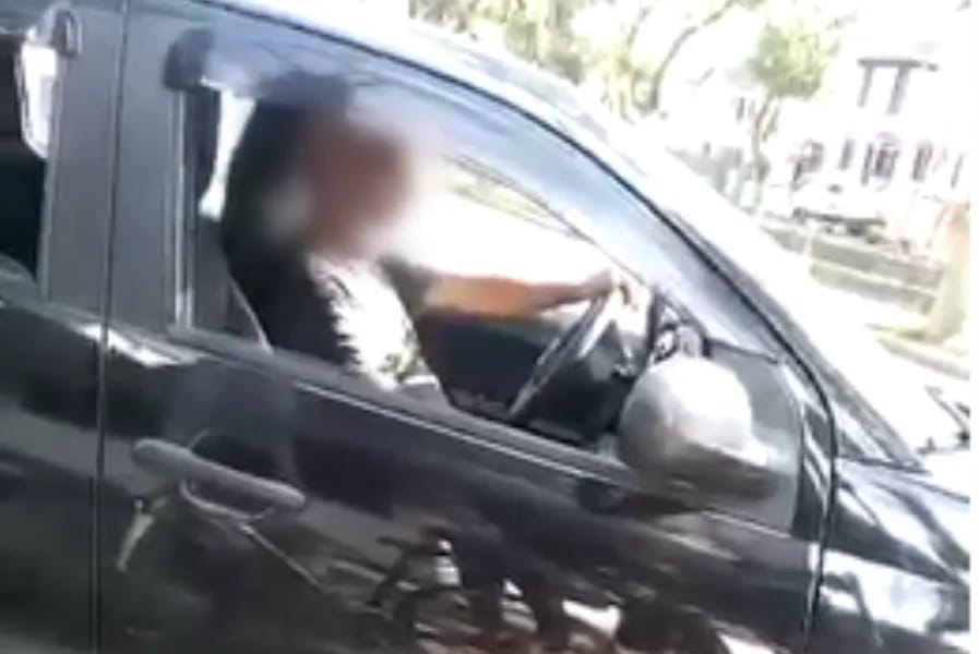 Motorista de aplicativo xinga e puxa o cabelo de gestante em Santos