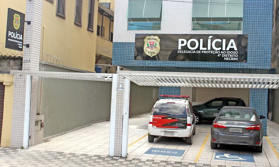 Polícia prende homem que fugiu de presídio em apartamento Airbnb alugado por facção em Santos