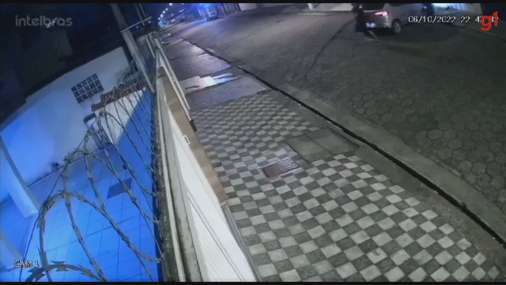 Trio retira vítima do carro bruscamente, rouba o carro e foge em São Vicente