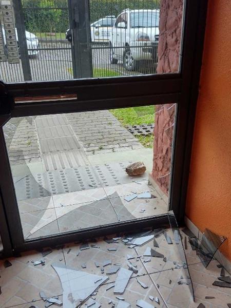 Vizinha apanha e salva bebê jogado pelo pai de janela de prédio no RS 