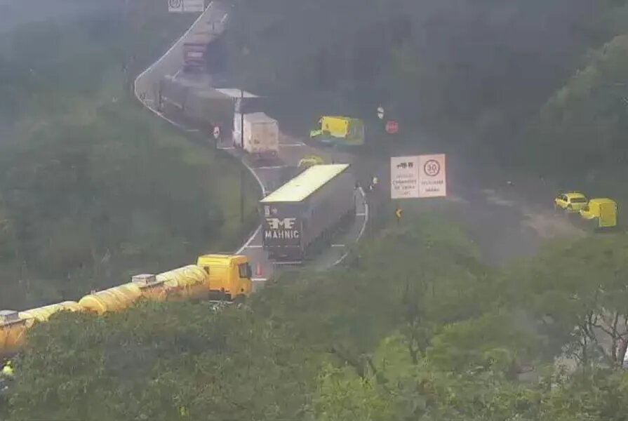 Tombamento de uma carreta gera trânsito de 4km na Anchieta 