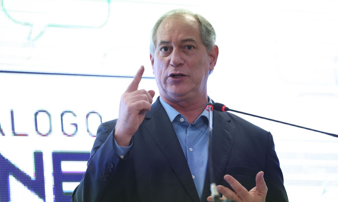 Ciro Gomes adia decisão sobre 2º turno e diz que 'nunca viu algo tão ameaçador'