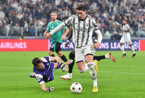 Juventus Dusan Vlahovic and Maccabi Haifas Joshua Cohen in action during the uefa champions league group stage soccer match Juventus FC vs Maccabi Haifa FC at the Allianz Stadium in Turin, Italy, 5 october 2022 ANSA/ALESSANDRO DI MARCO