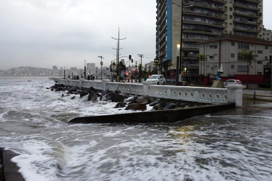 Com ventos fortes e mar agitado na Baía de Todos-os-Santos, ondas