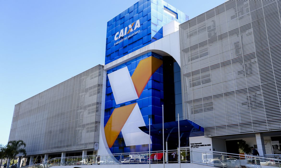 Caixa libera empréstimo do Auxílio Brasil nesta terça, diz presidente do banco