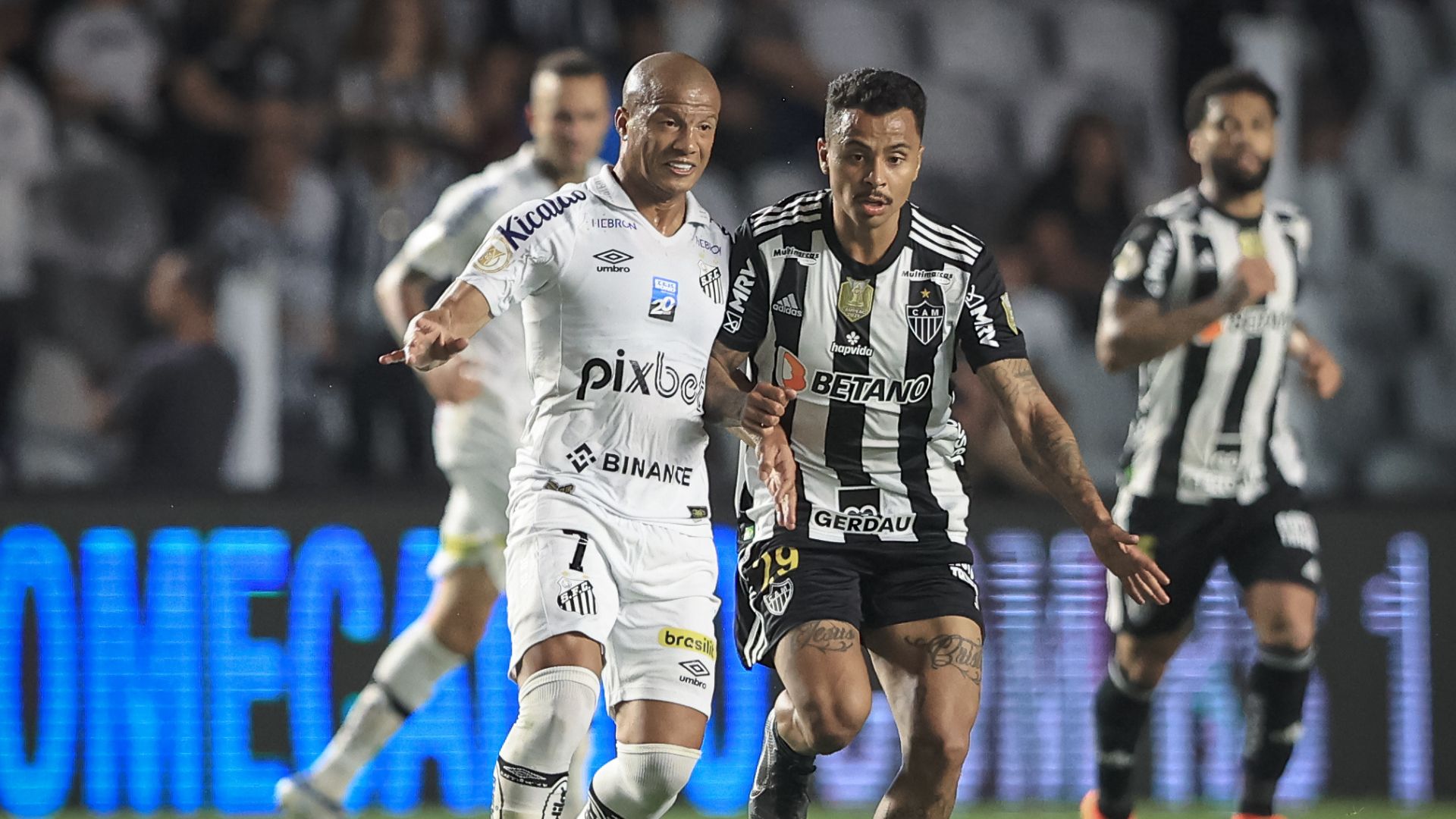 Everson brilha, Atlético-MG marca de pênalti no fim e vence Santos na Vila