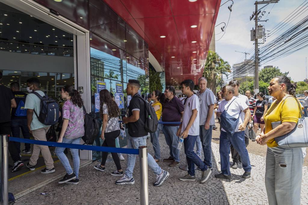 Candidatos no primeiro dia de provas do Enem, em SP, no domingo (13) - Bruno Santos / Folhapress