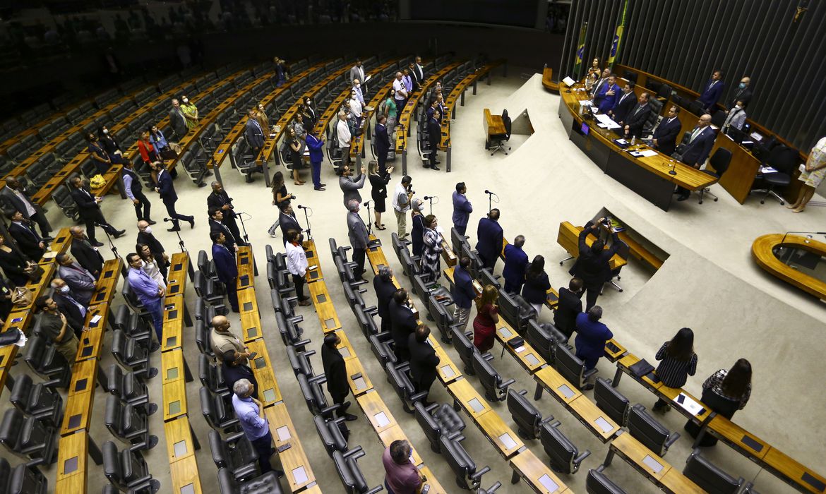 O presidente da Empresa Brasil de Comunicação (EBC), Glen Valente, durante sessão solene da Câmara dos Deputados para marcar os 100 anos do rádio no Brasil.