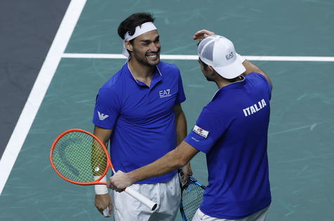 epa10325341 Italian tennis players Simone Bolelli (R) and Fabio Fognini (L) celebrate their victory over US Tommy Paul and Jack Sock following their Doubles match at the Davis Cup quarter-final between Italy and USA in Malaga, southern Spain, 24 November 2022.  EPA/Julio Munoz