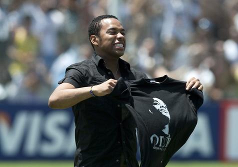 epa02014326 Brazilian soccer player Robinho poses for photographers during his presentation as new Brazilian side Santos Club reinforcement in the Vila Belmiro stadium in Santos, Brazil, 01 February 2010. Robinho left Manchester City for Santos on loan. During the event supporters will donate canned food to the victims of the earthquake in Port Prince, Haiti.  EPA/SEBASTIAO MOREIRA