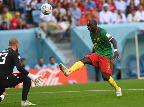 epa10333904 Vincent Aboubakar of Cameroon scores the second goal for his team during the FIFA World Cup 2022 group G soccer match between Cameroon and Serbia at Al Janoub Stadium in Al Wakrah, Qatar, 28 November 2022.  EPA/Neil Hall