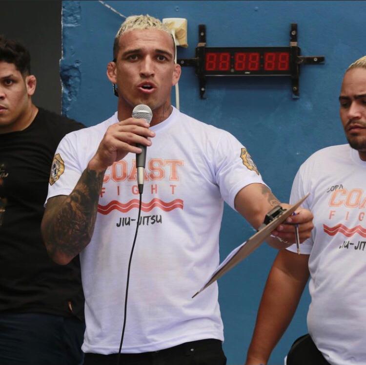 Adrenalina a galope: Charles do Bronx participa de corrida de