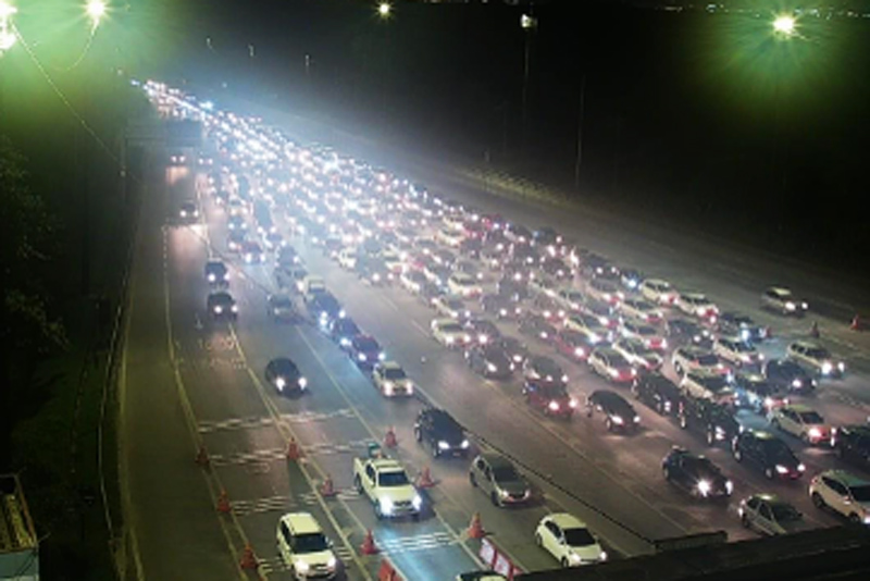 Motoristas enfrentam 16 km de lentidão nas rodovias da região