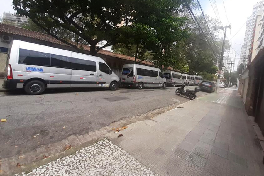 Ônibus e van de turismo são multados por estacionarem de maneira irregular  em Santos, Santos e Região