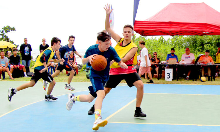 Pessoas jogando basquete em quadra poliesportiva pública na orla 1