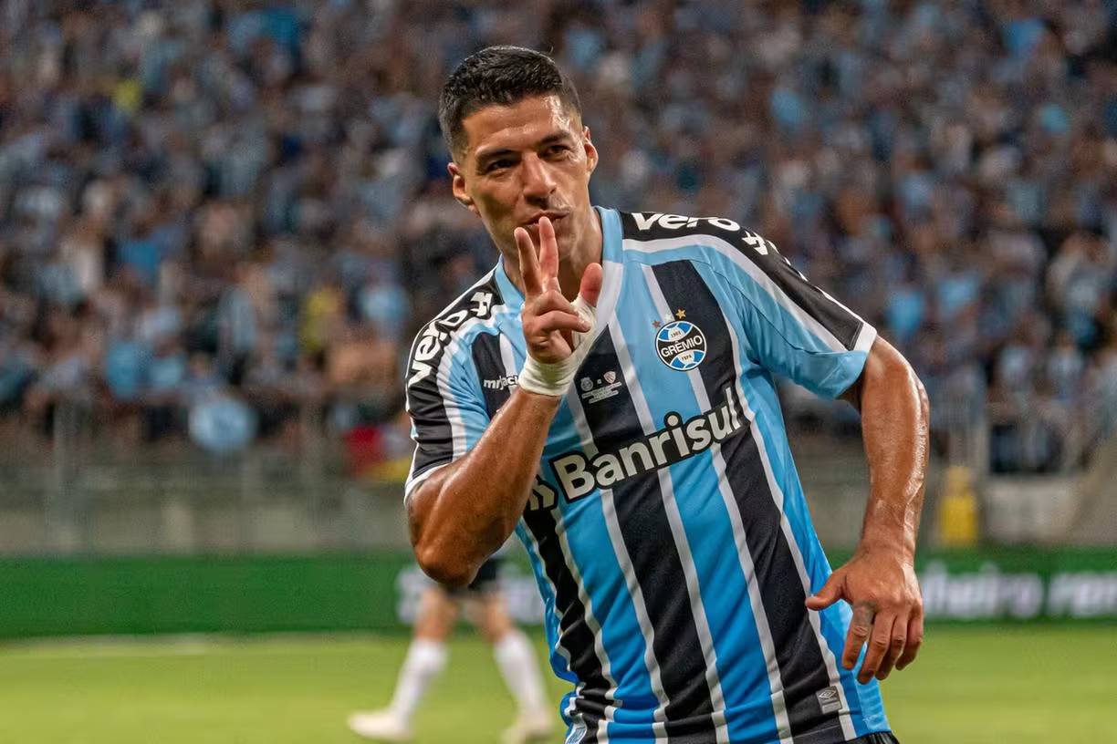 Suárez fala em tom de despedida do Grêmio durante homenagem em Porto Alegre