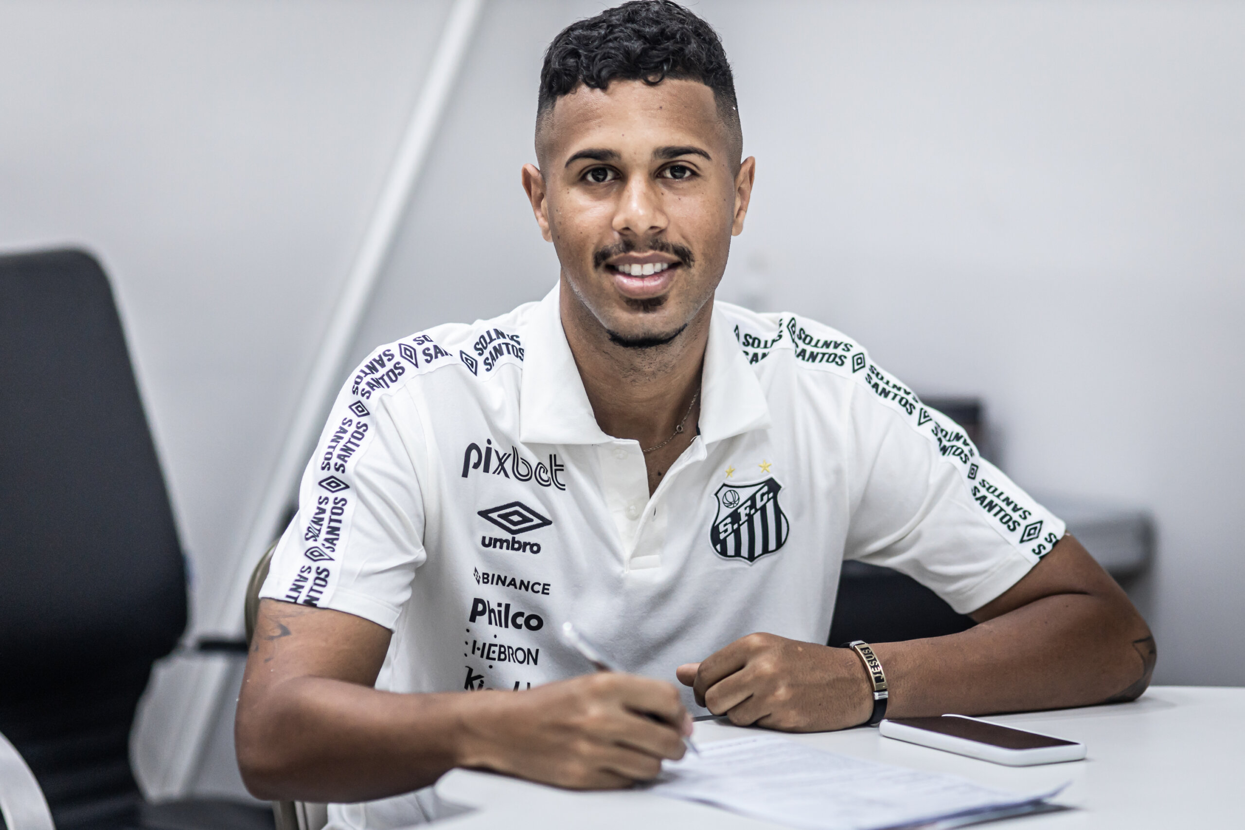 Oficial: Estrela do Santos acerta com novo clube na calada da noite