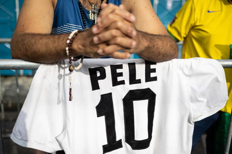 epa10386398 Soccer fans line up for the wake for Edson Arantes do Nascimento 'Pele', at the Vila Belmiro stadium in the city of Santos, Brazil, 02 January 2023. Several Brazilian soccer fans spent the night lining up to attend Pele's wake who died on 29 December 2022 at the age of 82.  EPA/Isaac Fontana