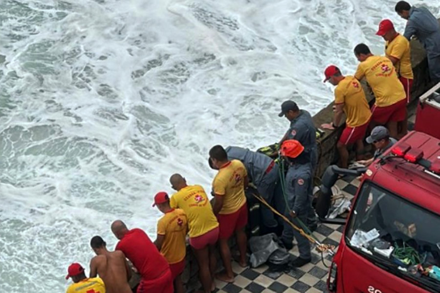 Pai E Filha Caem De Jet Ski Em Praia De Guaruj Gbmar Fez O Resgate