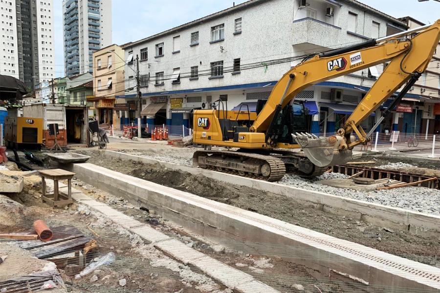 Pavimentação em trecho de obras do VLT interdita vias no Centro de Santos