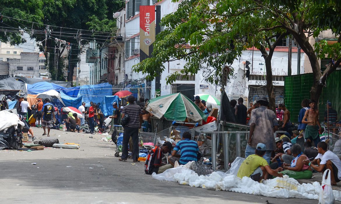 Governo de SP e prefeitura querem usar policiais de folga na cracolândia | Santa Portal