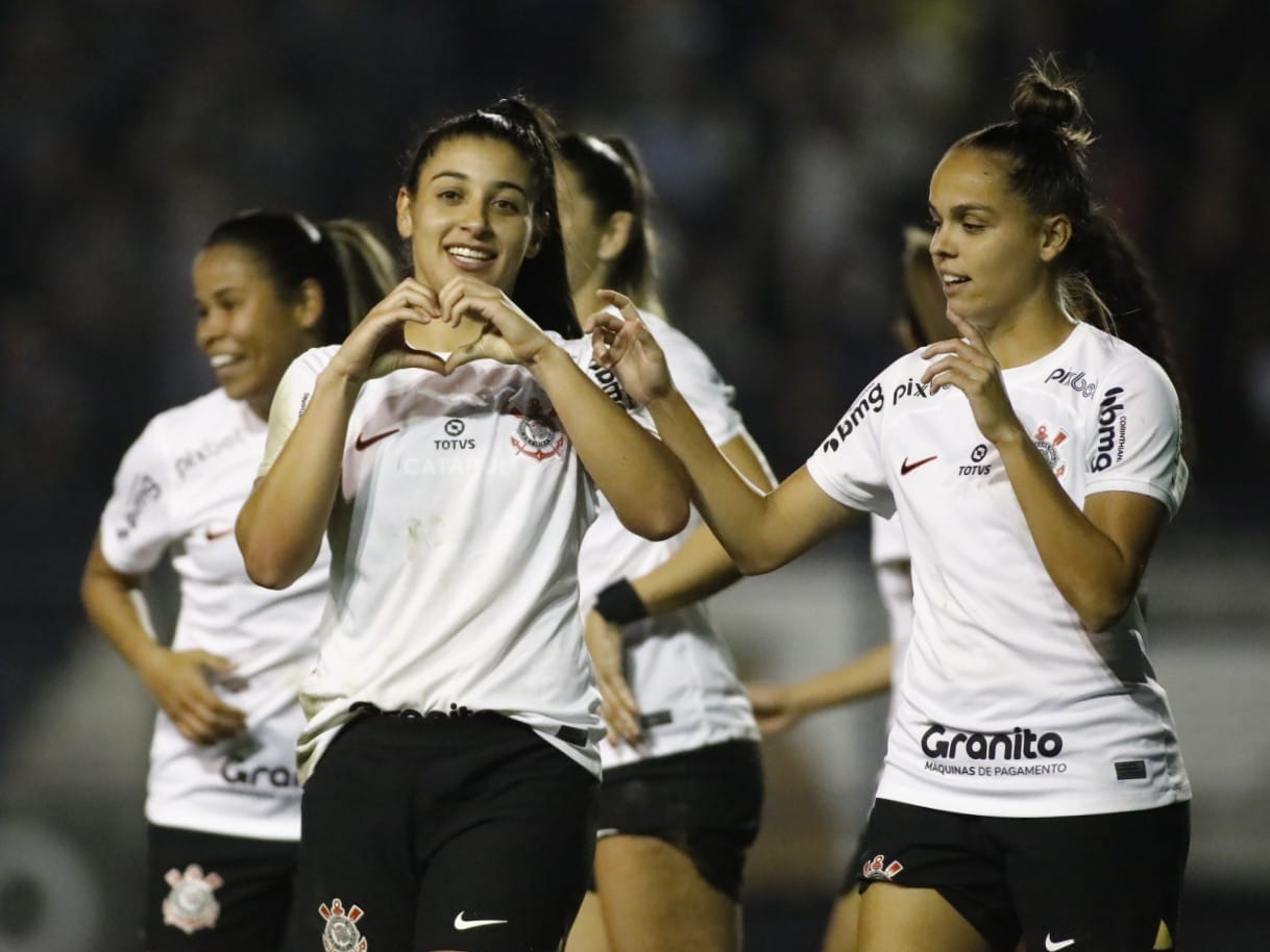 Corinthians vence o Cruzeiro novamente e vai à semi do Brasileirão