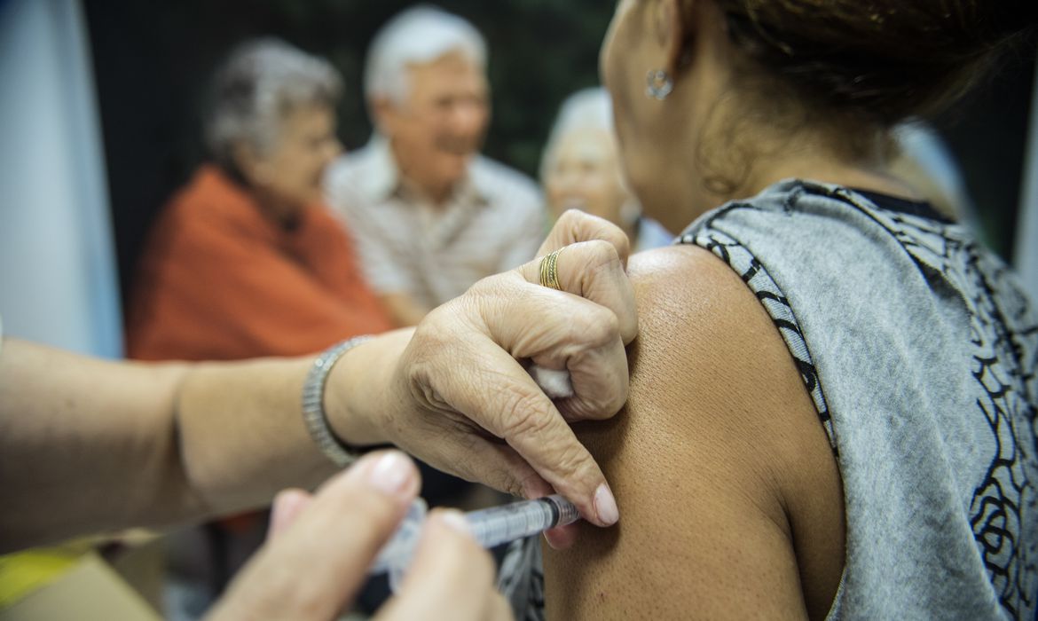 Idosos são vacinados em estação de metrô em Brasília, durante o dia D da Campanha Nacional de Vacinação contra Gripe de 2014 que começou na última terça-feira (22) vai até 9 de maio  (Marcelo Camargo/Agência Brasil)