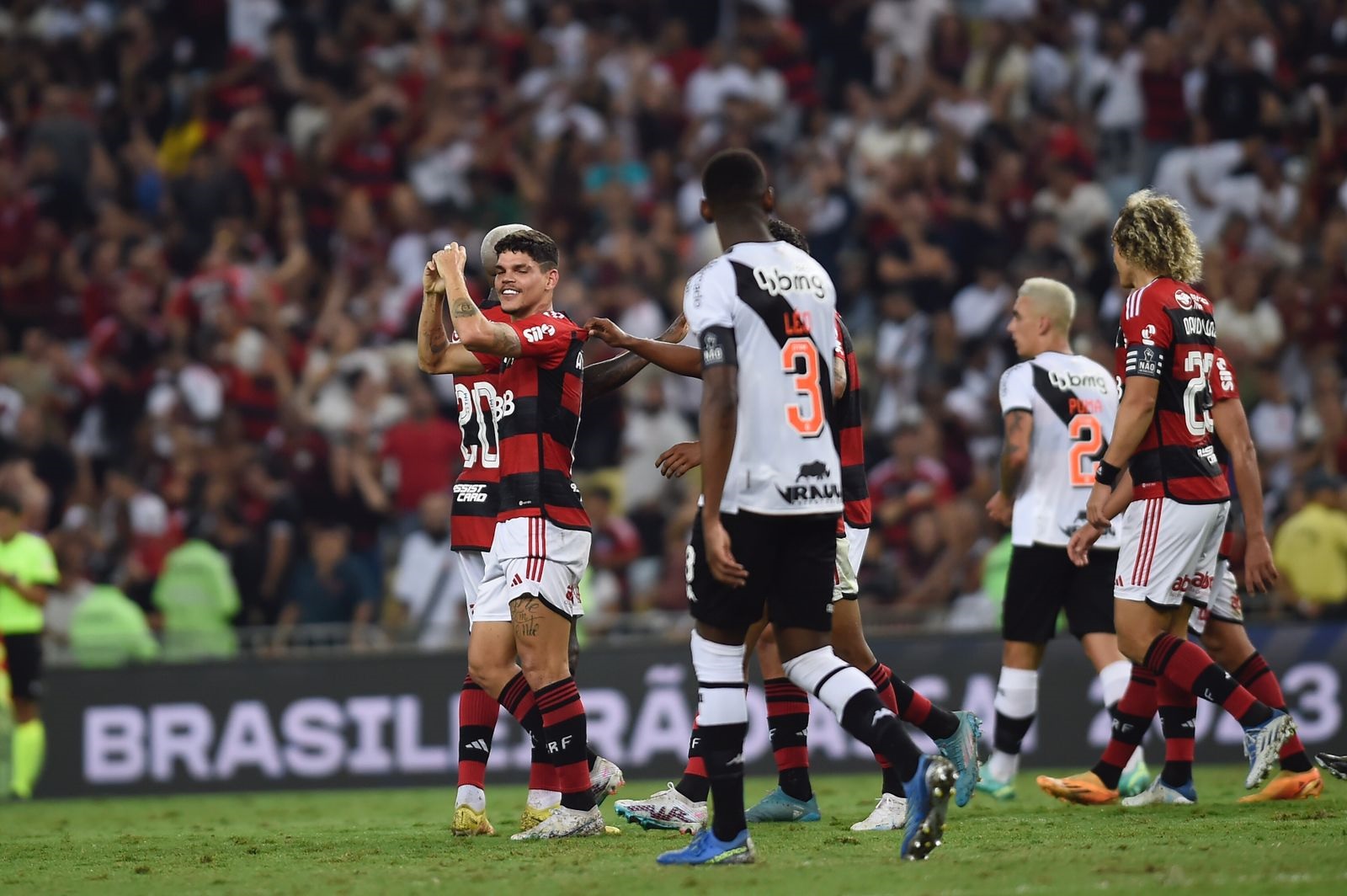 Grêmio vence São Paulo de virada e entra no G4 do Brasileirão