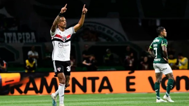 Corinthians vence Palmeiras em 1º jogo da semi do Brasileirão