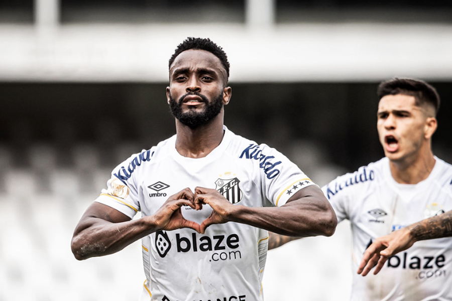 Angulo é apresentado no Santos depois de jogar e até marcar três