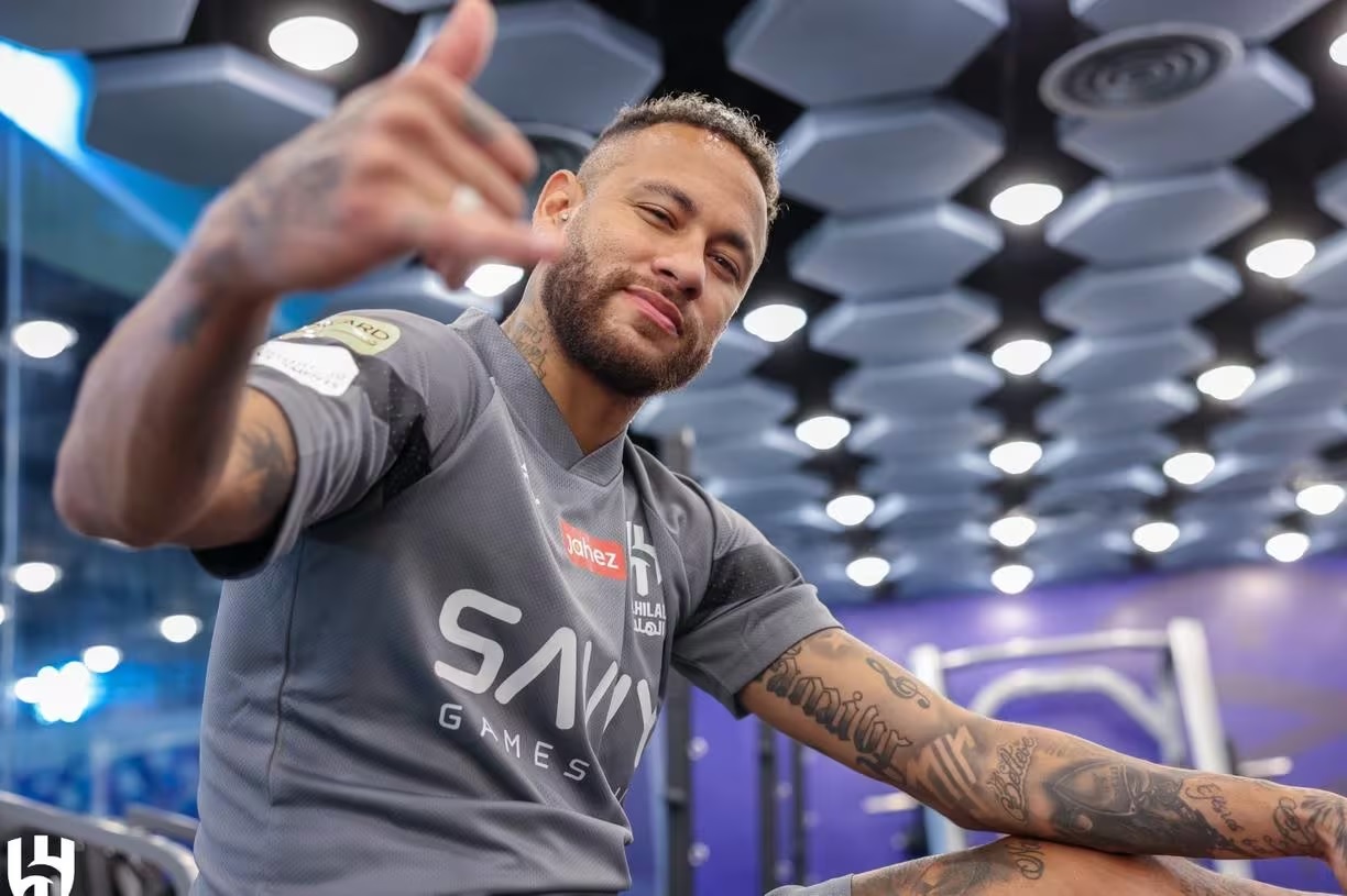 Neymar é apresentado no Al-Hilal, mas estreia é adiada