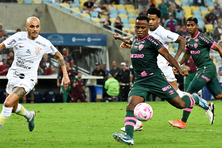 Fluminense e Corinthians realizam jogo de trocação em empate