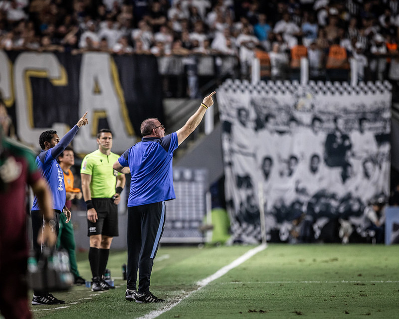 Bolsonaro vai à Festa do Peão com Hang e Tarcísio e usa arena como