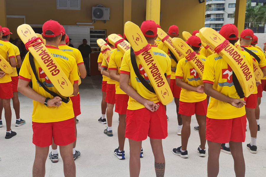 100 guarda-vidas reforçam a temporada de verão em Guarujá