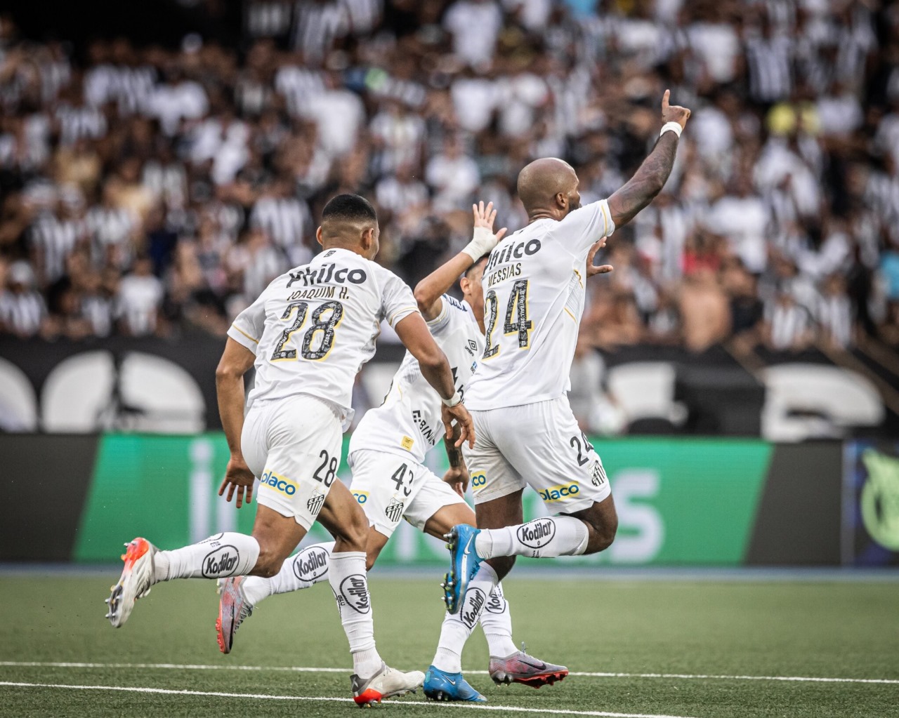 Botafogo perde no Santão, mas continua na zona de classificação
