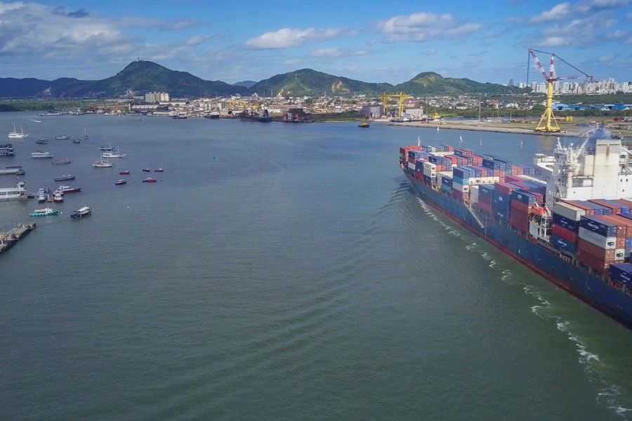 Navio vaza quase 100 litros de óleo no Porto de Santos