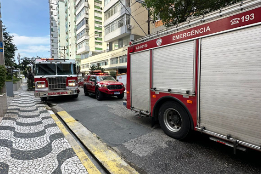 Superaquecimento de ar-condicionado causa incêndio em apartamento no José Menino; VÍDEO