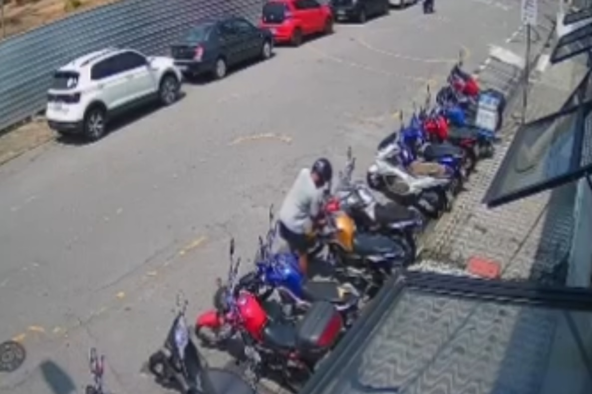 Homem tenta fugir pulando muro de vizinhos após ser abordado por furto de moto; VÍDEO