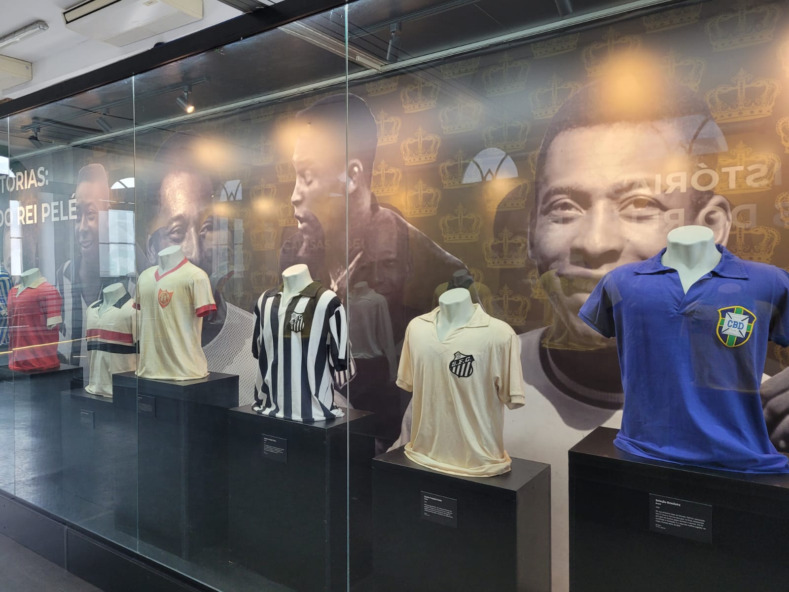 Museu Pelé abre exposição com as camisas com que o Rei desfilou nos gramados